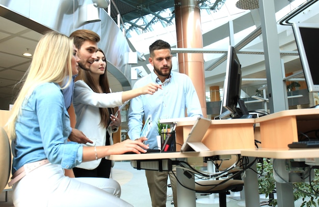 zakelijk team, professionele werkplek, moderne kantooromgeving, samenwerking